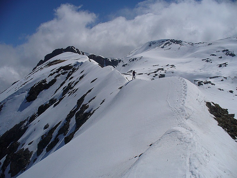 #4 L L'arête : Ça passe à ski, mais attention aux corniches