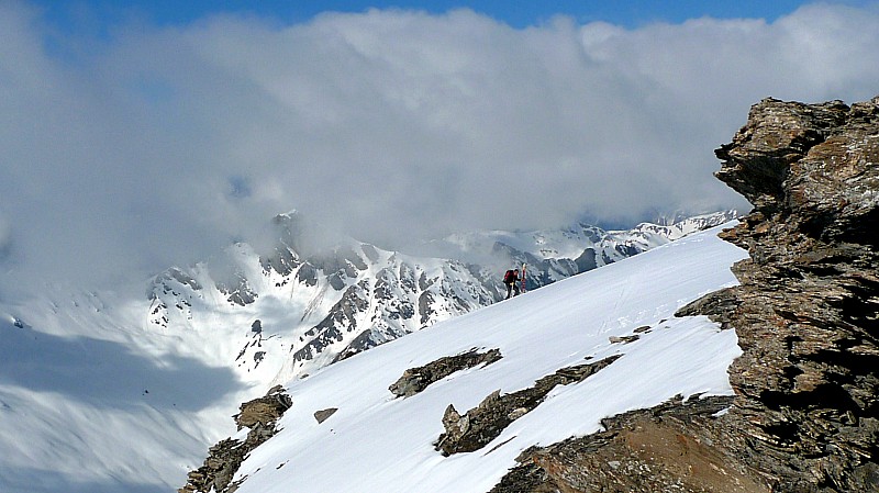 #10 Pat remonte au sommet : après une première tentative de descente ; ça ne passe plus Pat remonte au sommet : après une première tentative de descente ; ça ne passe plus