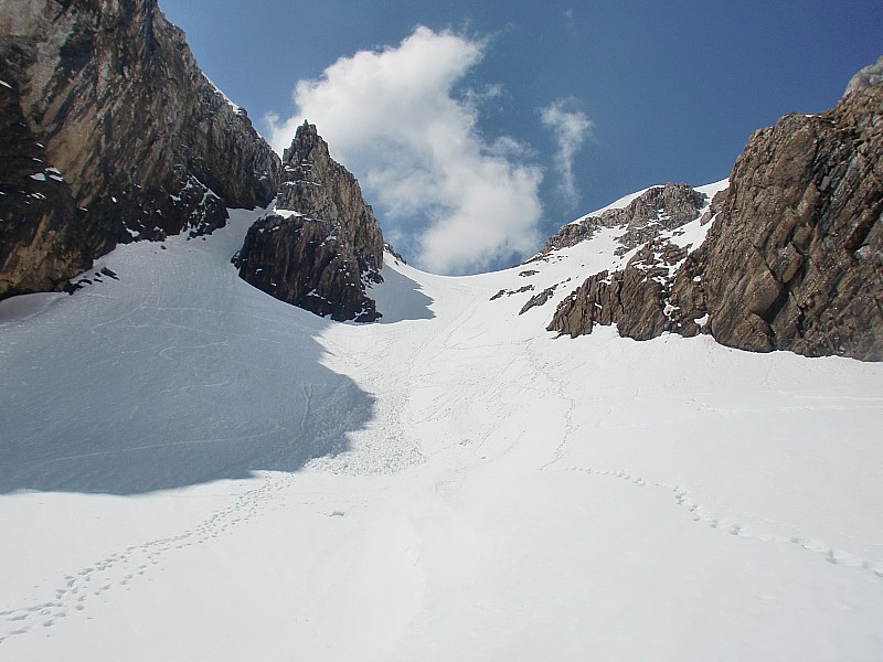 descente versant nord : descente , le couloir de gauche est bon,  raide, court top pour faire du raide initiatique