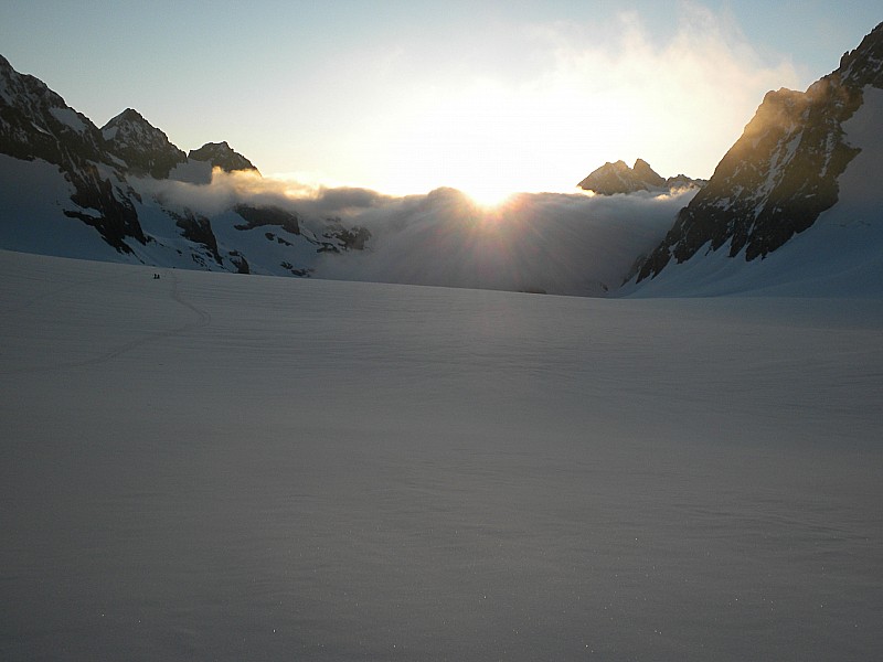 #9 dome 9 : le soliel se léve sur le glacier blanc dome 9 : le soliel se léve sur le glacier blanc