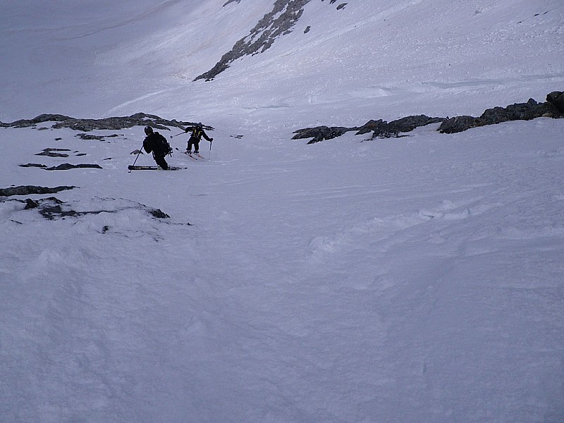 #16 on restera sur les pentes gauche de la partie basse du couloir pour éviter les chutes de pierres. on restera sur les pentes gauche de la partie basse du couloir pour éviter les chutes de pierres.