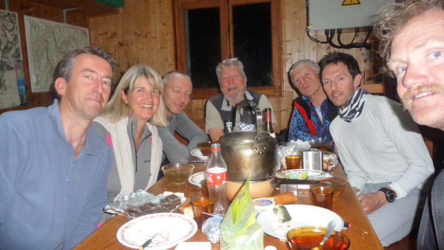 #2 Equipe : Autour de la fondue, des pates et des bouteilles ... Equipe : Autour de la fondue, des pates et des bouteilles ...