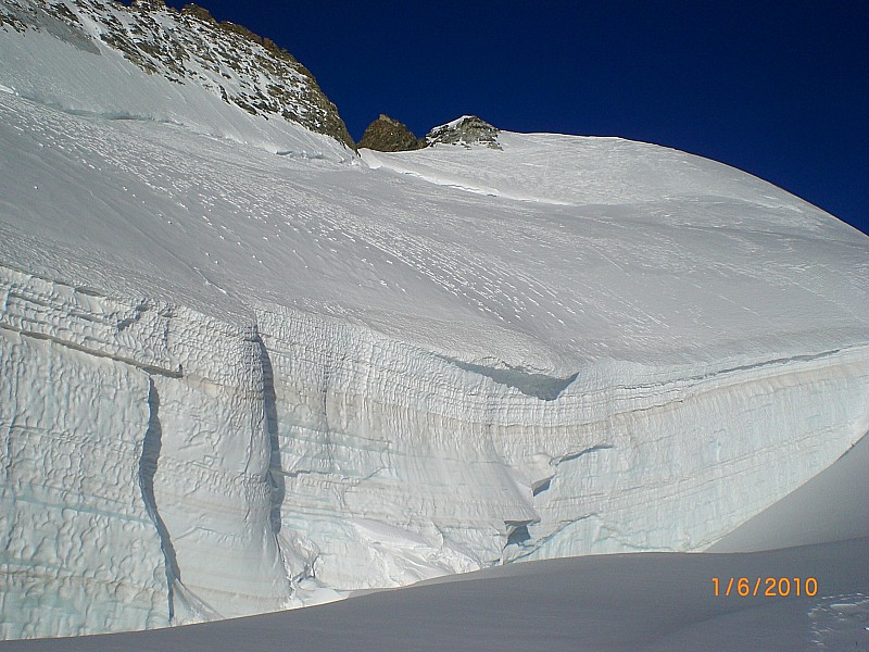 Ecrins : A la montée, passage au milieu de la face : 2 petits raidillons vers 3850m où la glace affleure parfois(évités pour la descente)