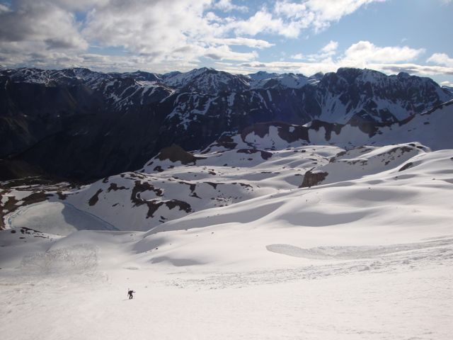 #2 Montée vers la base du couloir : Encore beaucoup de neige dans le cirque Montée vers la base du couloir : Encore beaucoup de neige dans le cirque