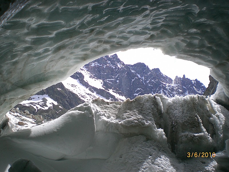 #10 Caverne Glacière : Le Clocher de Clousis apparaît dans l Caverne Glacière : Le Clocher de Clousis apparaît dans l'ouverture. l