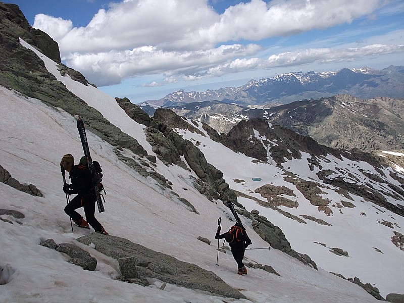 #7 Xavier et Jean-Thomas : Montée dans le couloir, au loin Cintu et Paglia Orba. Xavier et Jean-Thomas : Montée dans le couloir, au loin Cintu et Paglia Orba.