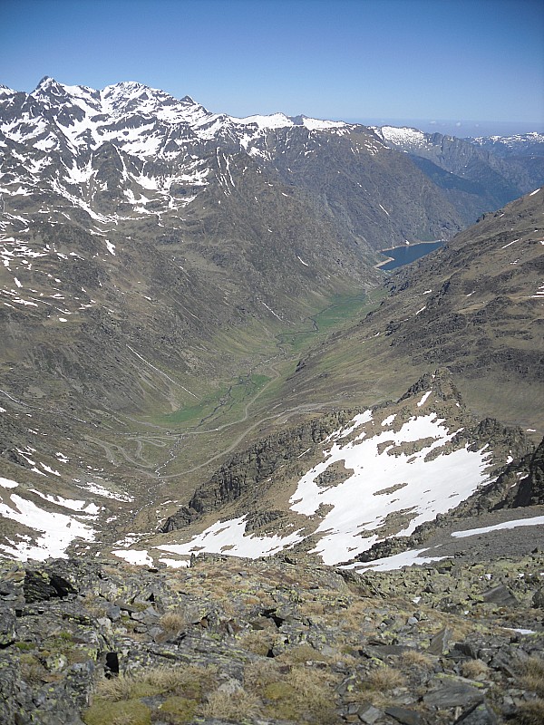 Vallée et étang de Soulcem : Depuis le pic des Bareytes.
A gauche, la Pique d'Estats et le Montcalm.
A l'arrière plan, le massif de Bassiés.