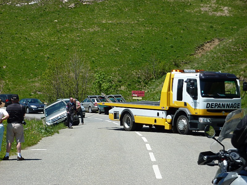 #21 Roselend : Un gros 4x4 dans le fossé Roselend : Un gros 4x4 dans le fossé
