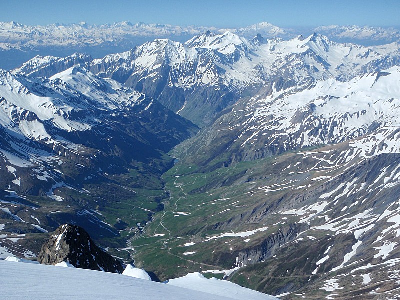 #5 D D'où nous arrivons : La vallée est verdoyante mais les névés y offrent un accès royal.