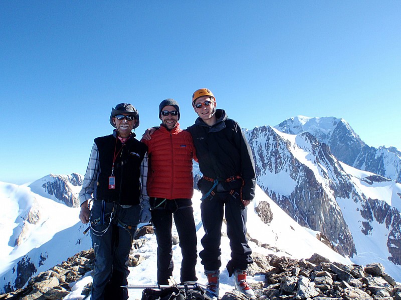 #4 Photo finish : Le Bonheur est au sommet!
Hubert, Matth et Greg Photo finish : Le Bonheur est au sommet!
Hubert, Matth et Greg