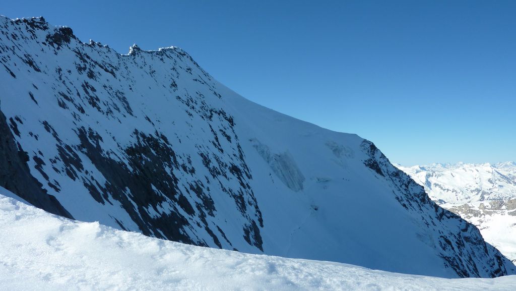 #7 Mont Pourri : 4 personnes dans la face et une sur l Mont Pourri : 4 personnes dans la face et une sur l'arete, les 20 suivants arrivent !!