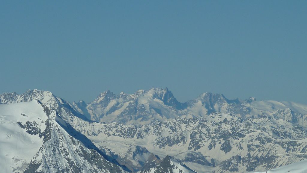 #3 Oisans : meme quand on est en Vanoise, on peut pas s Oisans : meme quand on est en Vanoise, on peut pas s'empecher de regarder vers le sud...