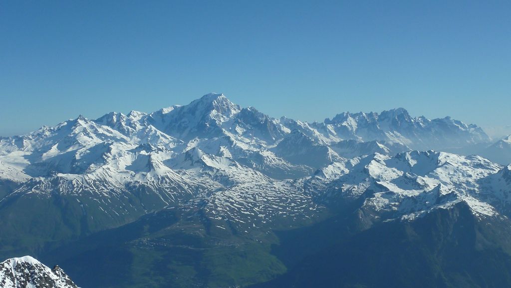Mont Blanc et Grandes Jo : une pensée pour Bertrand et Malissard qui doivent etre là haut aujourd'hui...