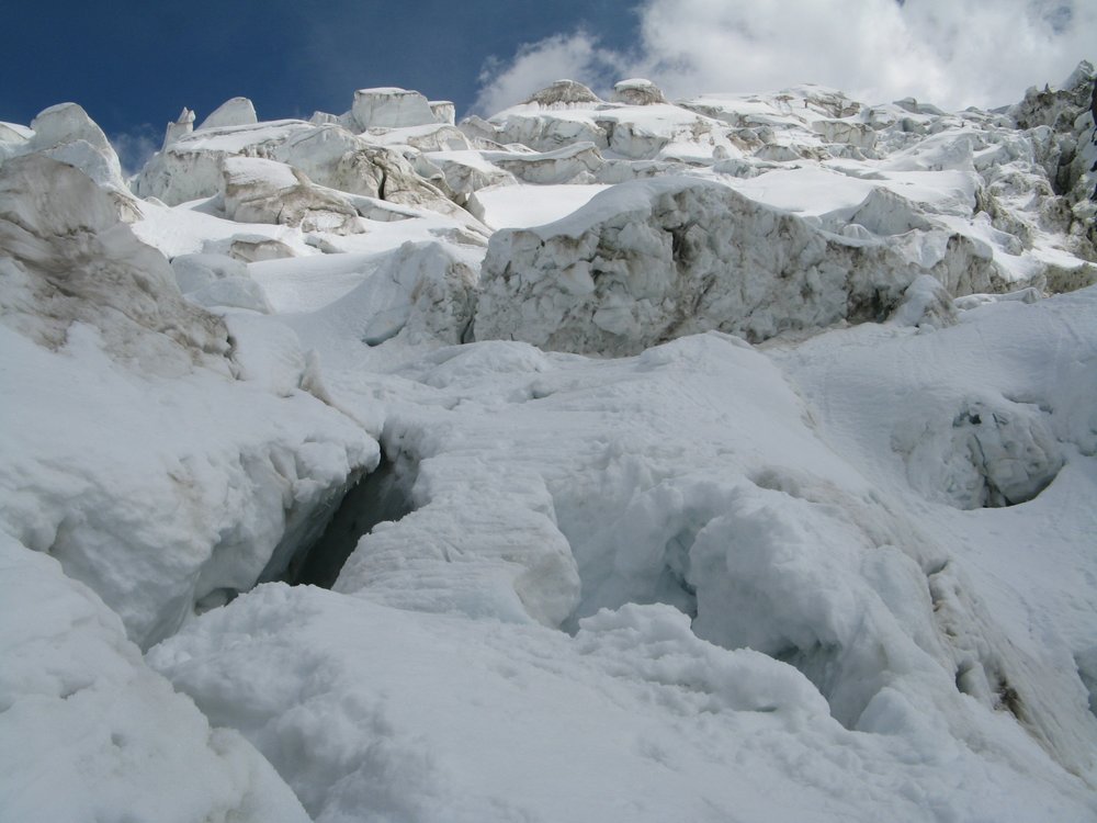 Mont-Blanc : Le même passage à la Jonction, une bande de 1.50m de large bien suspendue au dessus des crevasses, avec de la neige et un peu de glace sous-jacente.
