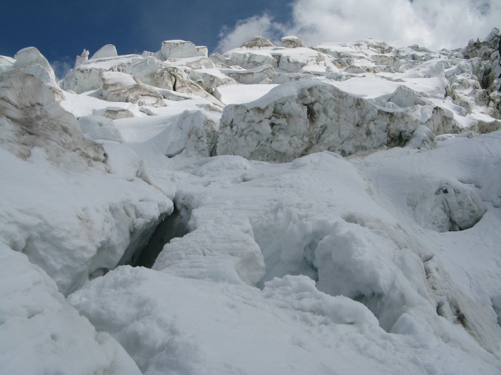 #25 Mont-Blanc : Le même passage à la Jonction, une bande de 1.50m de large bien suspendue au dessus des crevasses, avec de la neige et un peu de glace sous-jacente. Mont-Blanc : Le même passage à la Jonction, une bande de 1.50m de large bien suspendue au dessus des crevasses, avec de la neige et un peu de glace sous-jacente.