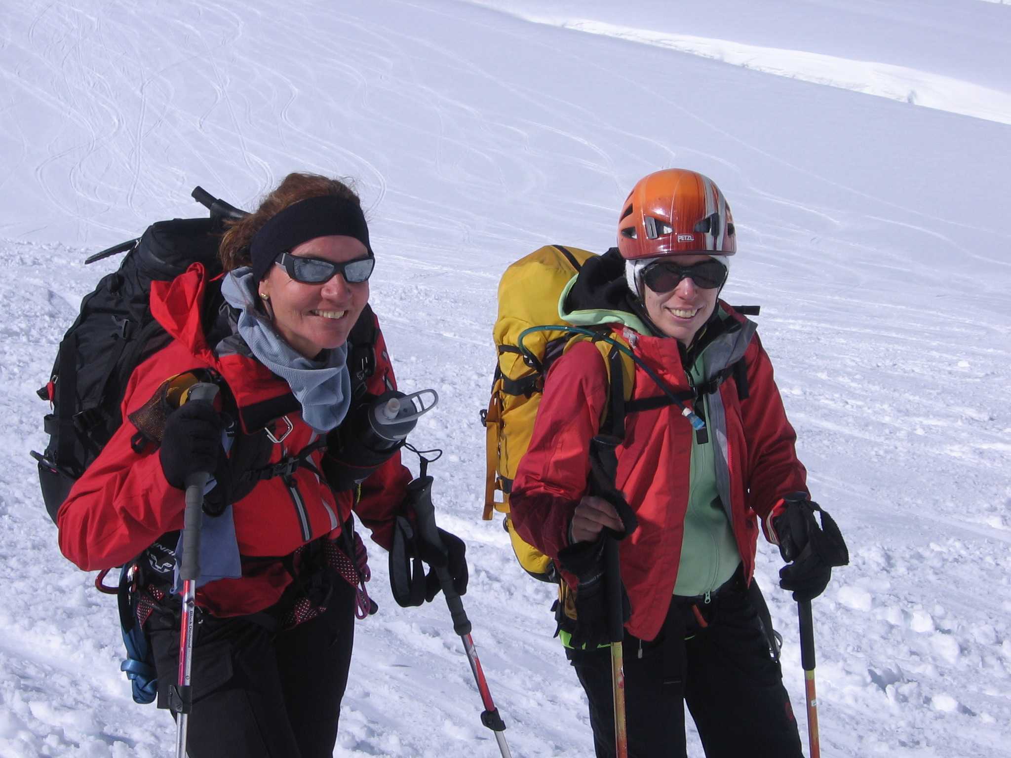 Alors, prêt pour la PDG ? : Le binôme suisse de choc : Jacqueline & Evelyne toutes souriantes et bien facile dans cette descente de la face Nord.