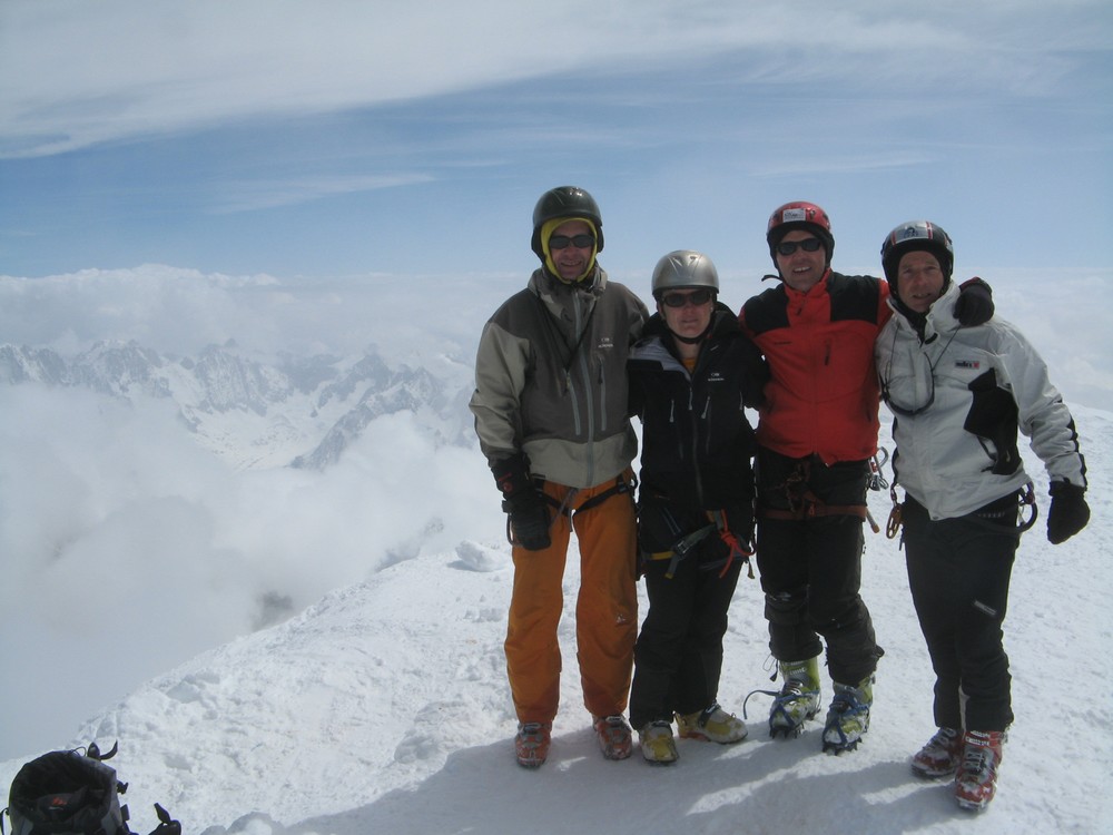 Mont-Blanc : Traditionnelle photo du sommet du Mont-Blanc, une partie de l'équipe du Dimanche ... avec dans l'ordre Chech, Gaëlle, Freevernes et Lemich