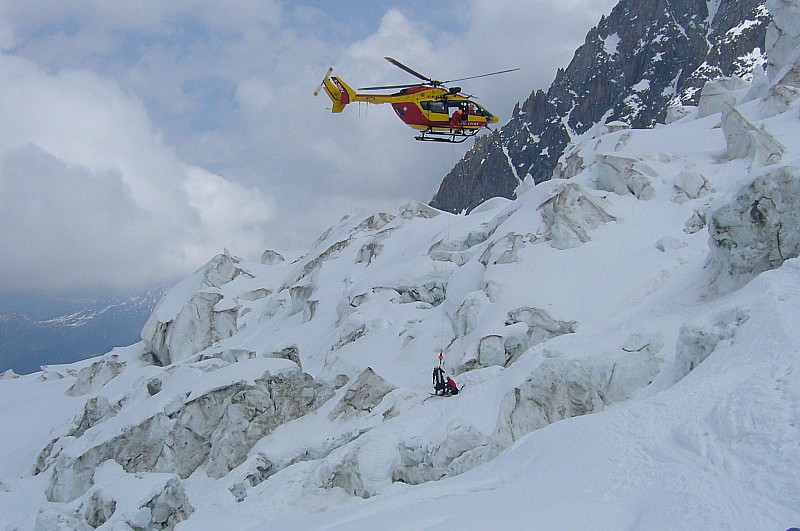 #24 Treuillage : On attend la fin du treuillage pour passer, pas de bobos pour la skieuse malchanceuse. Treuillage : On attend la fin du treuillage pour passer, pas de bobos pour la skieuse malchanceuse.