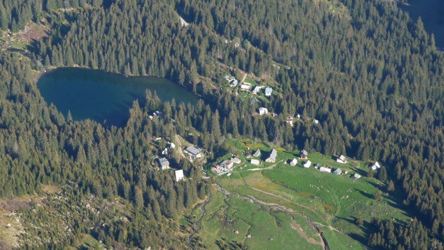 Poursolet : Le lac et le hameau