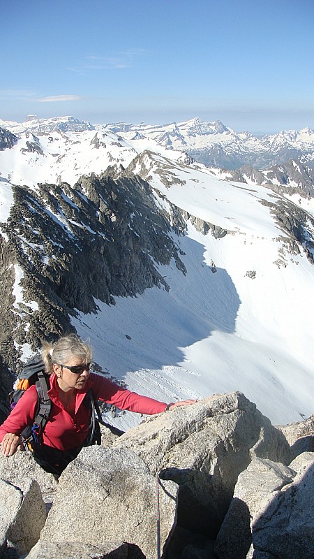 #5 Tricotage au sommet : Avec les sommets du cirque de Gavarnie en arrière plan Tricotage au sommet : Avec les sommets du cirque de Gavarnie en arrière plan