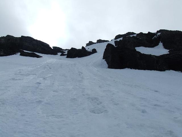 #5 La Tour Sallière : le couloir d La Tour Sallière : le couloir d'accés au sommet, en neige pourrie profonde, on stoppe ici, pas envie de faire de la brasse coulée et de partir en tobogan ...