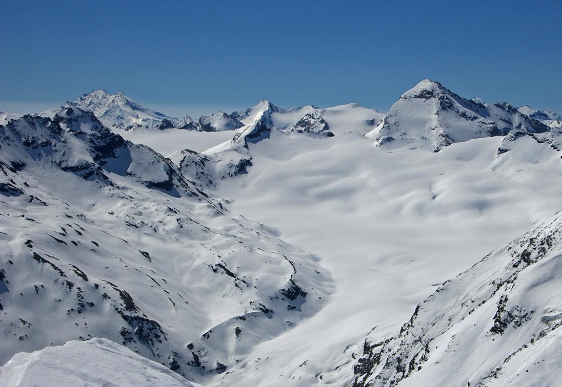 #5 Echappée sur Gliaretta : Depuis la Pointe des Mines, vue sur le fond de vallée de Valgrisenche, très enneigé. Mais plus loin et au delà, tout est blanc: Granta Parei & Levanna O, Becca Traversière & Grande Aiguille Rousse, Bazel, Tsanteilena. Echappée sur Gliaretta : Depuis la Pointe des Mines, vue sur le fond de vallée de Valgrisenche, très enneigé. Mais plus loin et au delà, tout est blanc: Granta Parei & Levanna O, Becca Traversière & Grande Aiguille Rousse, Bazel, Tsanteilena.