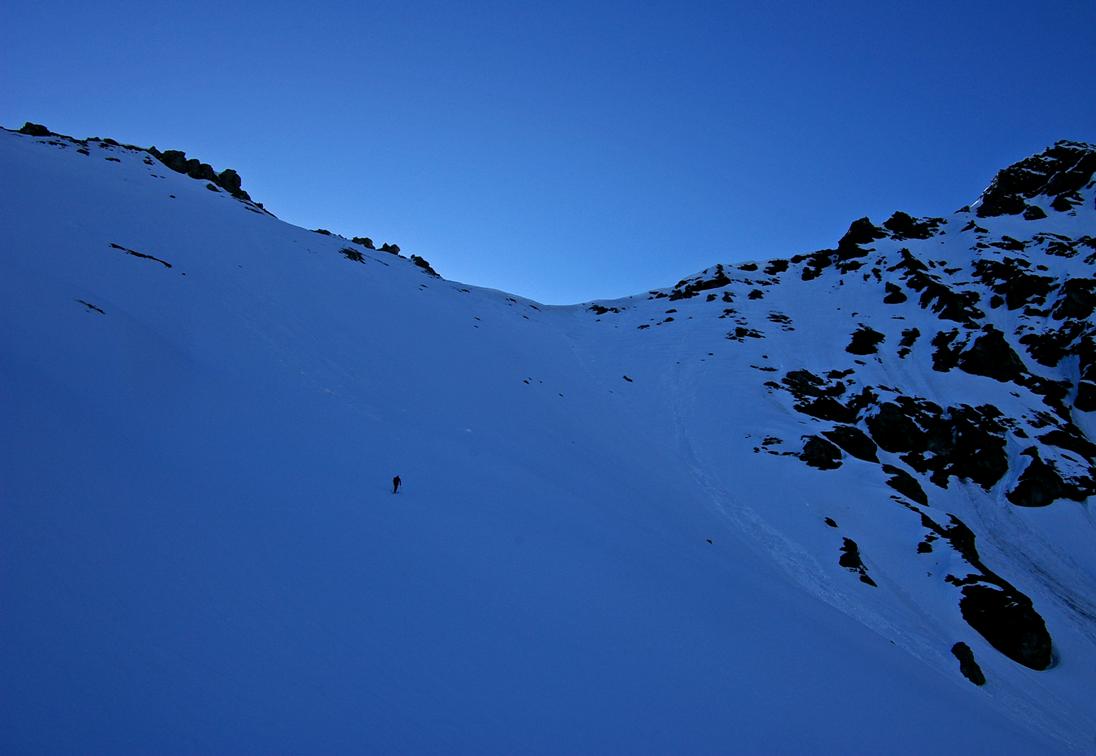 #2 Sous le Col des Mines : Derniers pas à skis, avant de remonter en crampons le redressement du Col des Mines, débouchant sous la grande corniche. Portance à pieds inégale. Sous le Col des Mines : Derniers pas à skis, avant de remonter en crampons le redressement du Col des Mines, débouchant sous la grande corniche. Portance à pieds inégale.