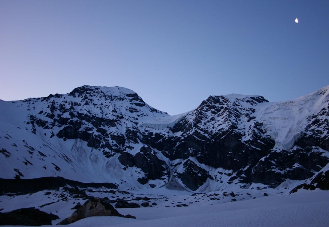 Petit matin de juin 2010 : Arrivée du jour sur le Glacier Supérieur des Balmes. Le Col des Mines, bien à gauche, constitue le point faible pour un accès au plateau sommital, car tout droit... çà ne passe pas du tout (sauf à remonter à droite, le vers