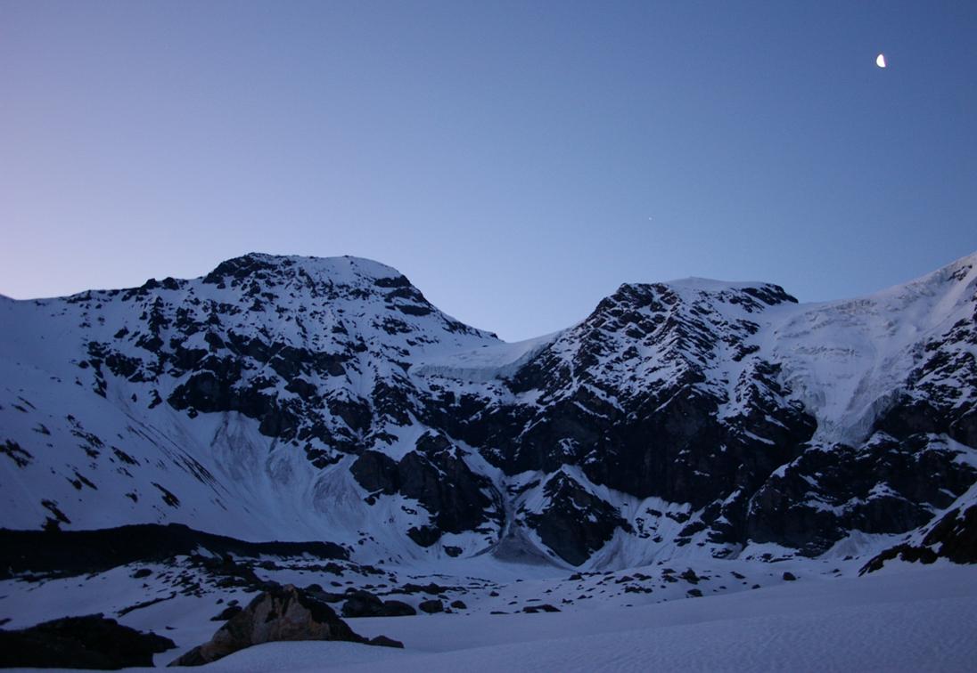 #1 Petit matin de juin 2010 : Arrivée du jour sur le Glacier Supérieur des Balmes. Le Col des Mines, bien à gauche, constitue le point faible pour un accès au plateau sommital, car tout droit... çà ne passe pas du tout (sauf à remonter à droite, le vers Petit matin de juin 2010 : Arrivée du jour sur le Glacier Supérieur des Balmes. Le Col des Mines, bien à gauche, constitue le point faible pour un accès au plateau sommital, car tout droit... çà ne passe pas du tout (sauf à remonter à droite, le vers
