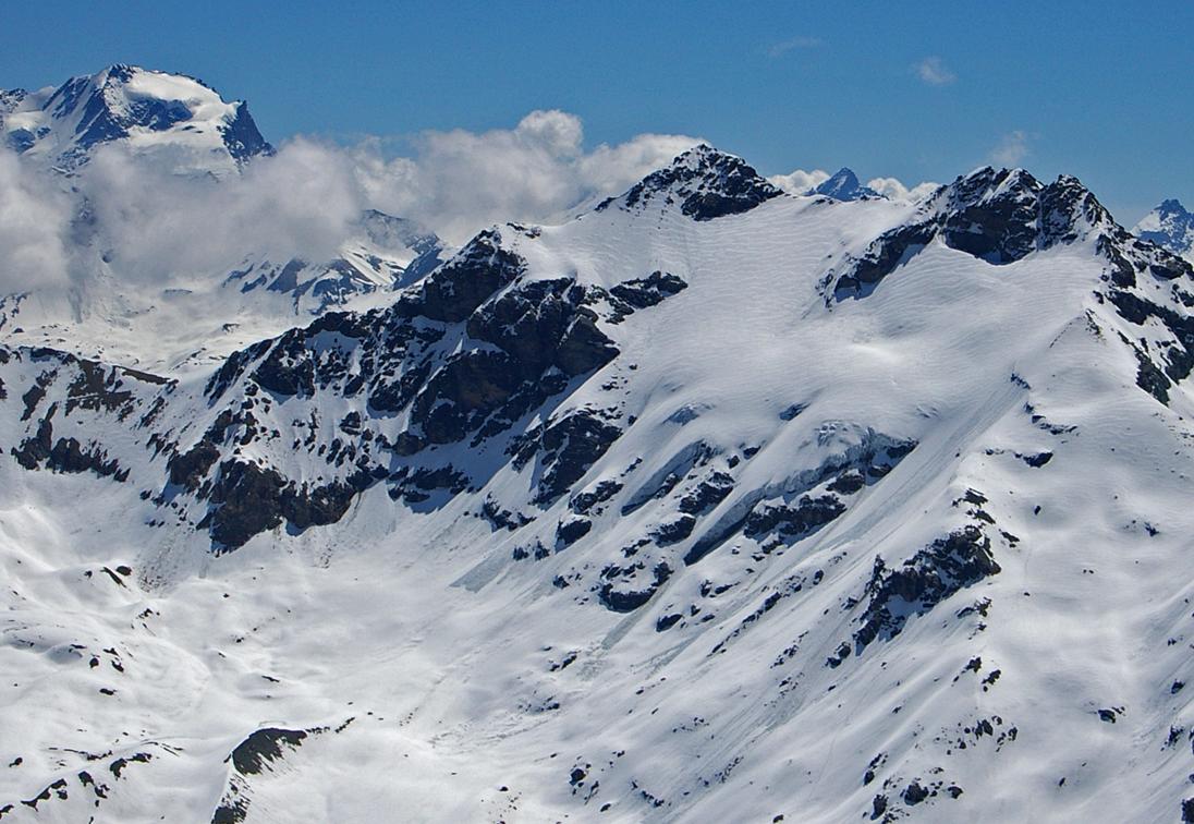 #8 Le Gran Pa : Le maître des lieux apparaît (Grand Paradis), surmontant les langues glaciaires de la Grande Traversière de Valgrisenche. Le Gran Pa : Le maître des lieux apparaît (Grand Paradis), surmontant les langues glaciaires de la Grande Traversière de Valgrisenche.