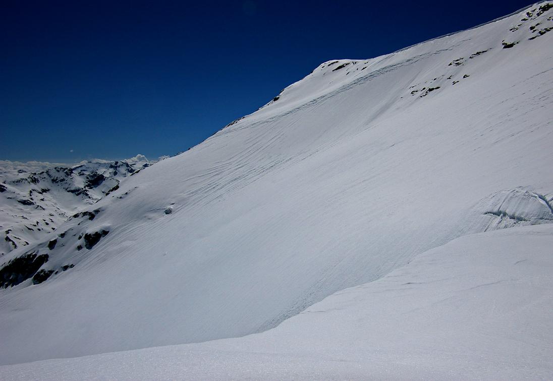 #7 Sous les Plates des Chamois : En se situant sous la ligne de crête, on observe toute l Sous les Plates des Chamois : En se situant sous la ligne de crête, on observe toute l'ampleur du versant italien, tourné vers le Valgrisenche, et le refuge Bezzi.