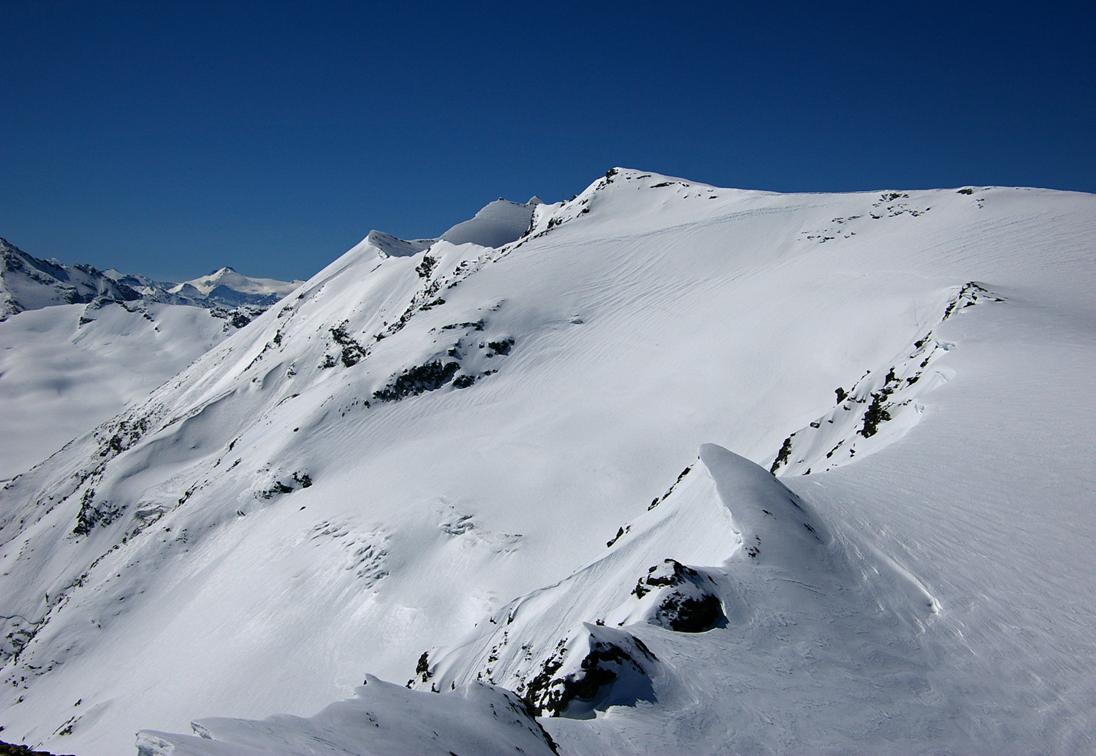 #6 Suite des réjouissances : La suite de la boucle: redescente sur le glacier supérieur des Balmes, puis remontée des dômes frontaliers. Le glacier italien des Plates des Chamois parcouru en 2007 avec Jib & Sancy est en parfaites conditions... Suite des réjouissances : La suite de la boucle: redescente sur le glacier supérieur des Balmes, puis remontée des dômes frontaliers. Le glacier italien des Plates des Chamois parcouru en 2007 avec Jib & Sancy est en parfaites conditions...