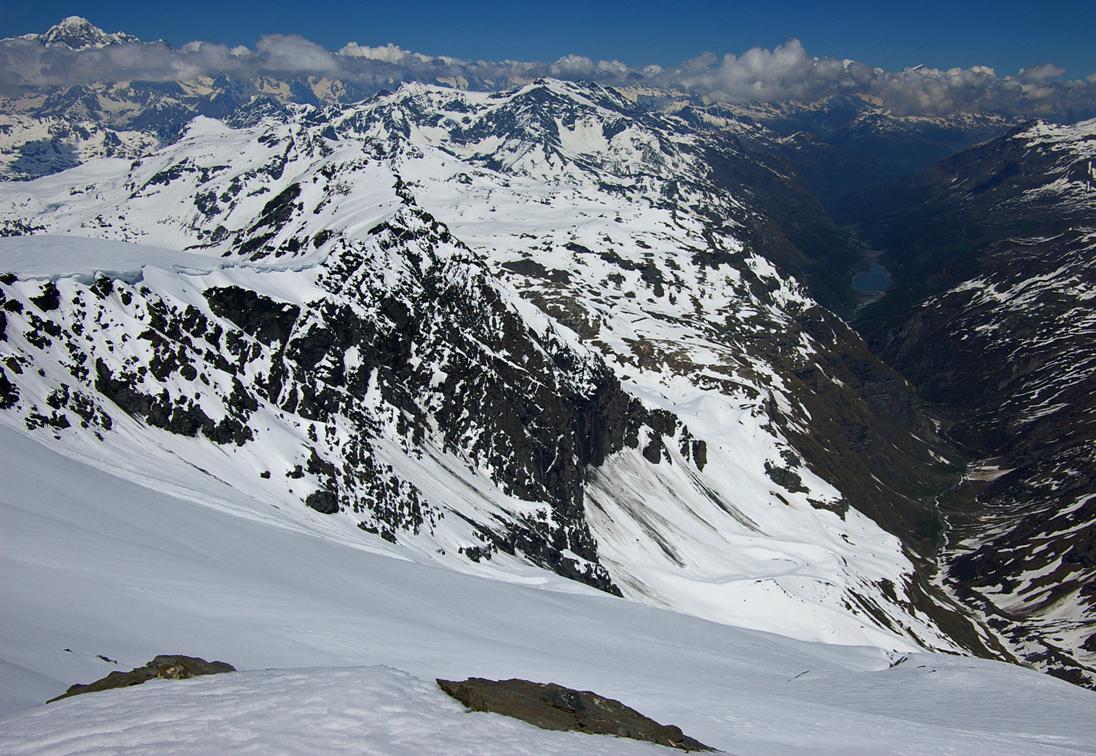 #11 Le glacier italien : Vue versant Val d Le glacier italien : Vue versant Val d'Aoste, le glacier des Plates et sa progressive plongée vers Mario Bezzi... et au fond le Lac de Beauregard. On ne peut pas distinguer le crux de la descente, avec l'exutoire glaciaire qui surmonte les barres et