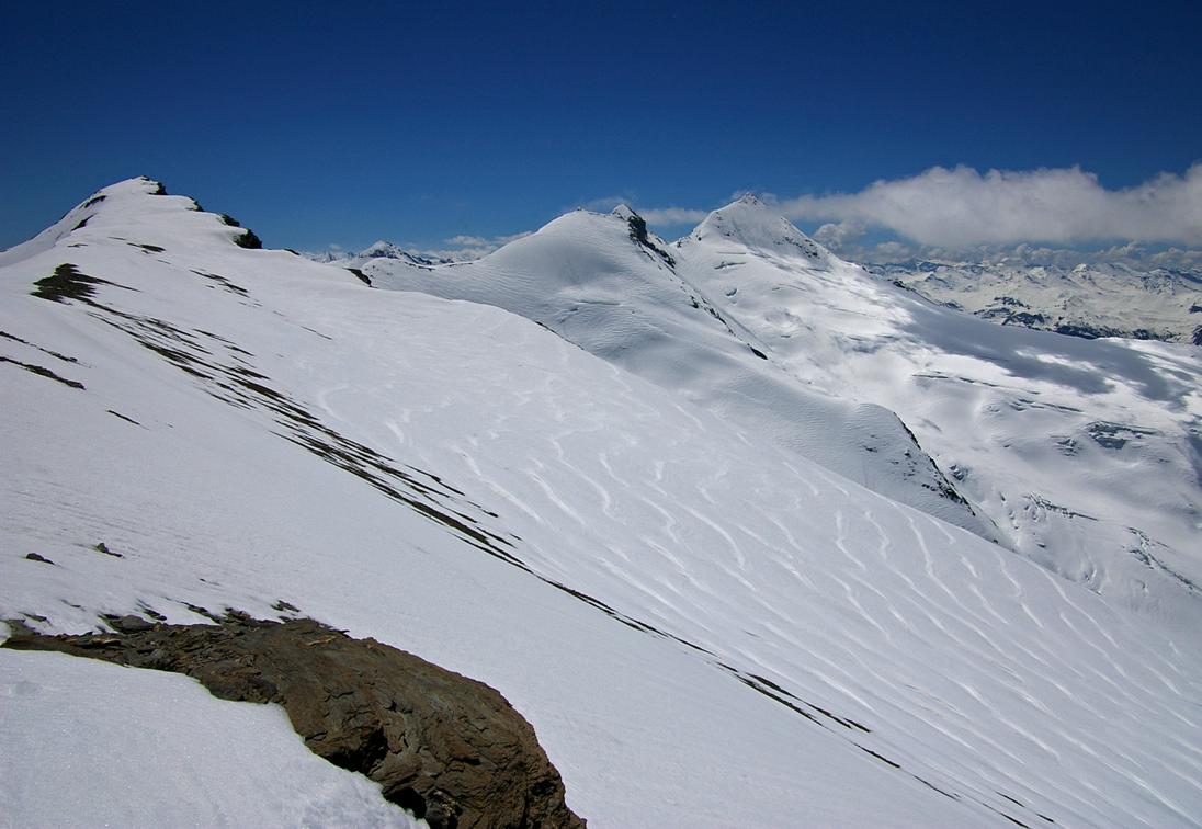 #10 Nancruet & Sassière(s) : En enfilade: Pointe de Nancruet, Petite Sassière, Grande Sassière... "the place where eternal snow remains..."??? Sous la Pointe de Nancruet, la combe glaciaire supérieure par laquelle commence la descente: vagu Nancruet & Sassière(s) : En enfilade: Pointe de Nancruet, Petite Sassière, Grande Sassière... "the place where eternal snow remains..."??? Sous la Pointe de Nancruet, la combe glaciaire supérieure par laquelle commence la descente: vagu