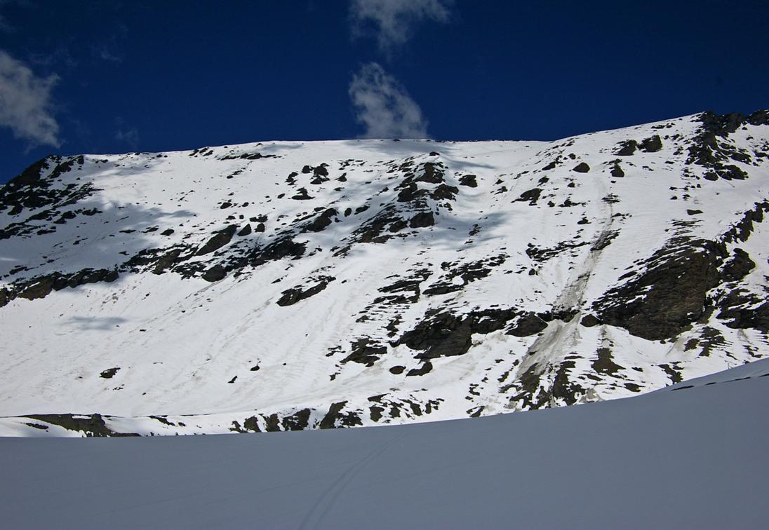 #14 Face SW : Face SW des Plates / Nancruet. Après le vallon supérieur, çà plonge franchement par les couloirs SW, en neige encore résistante (peu de passages douteux). Plusieurs bombements à 50°. Face SW : Face SW des Plates / Nancruet. Après le vallon supérieur, çà plonge franchement par les couloirs SW, en neige encore résistante (peu de passages douteux). Plusieurs bombements à 50°.