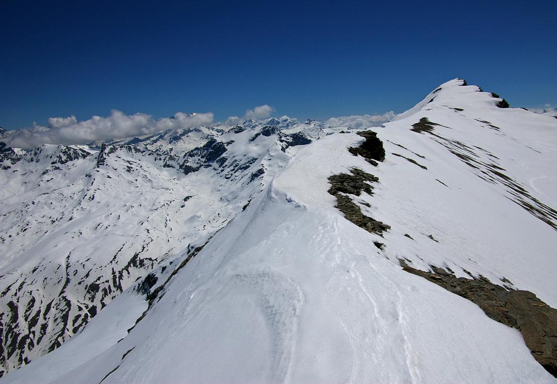 #9 Sur la crête : Ligne de crête parcourue à skis, Plates des Chamois - Pointe du Nancruet... soit 10 minutes de traversée à skis qui valent à elles seules, 7 heures de montée préalables... Sur la crête : Ligne de crête parcourue à skis, Plates des Chamois - Pointe du Nancruet... soit 10 minutes de traversée à skis qui valent à elles seules, 7 heures de montée préalables...