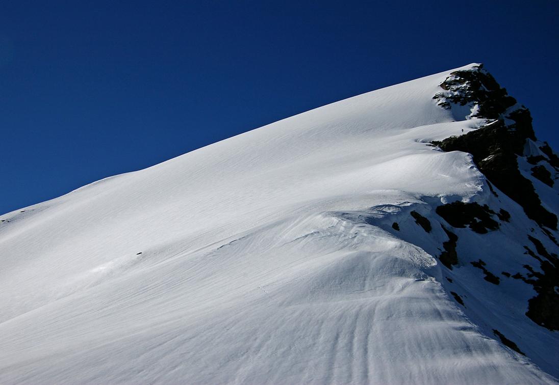 #3 Pointe des Mines : La personne me précédant remonte à pieds... je remonte à skis. Neige revenue sur 5 cm... excellent grip de montée, et vue se dégageant à chaque conversion, en allant chercher l Pointe des Mines : La personne me précédant remonte à pieds... je remonte à skis. Neige revenue sur 5 cm... excellent grip de montée, et vue se dégageant à chaque conversion, en allant chercher l'axe de remontée sur l'horizon de crête EST.