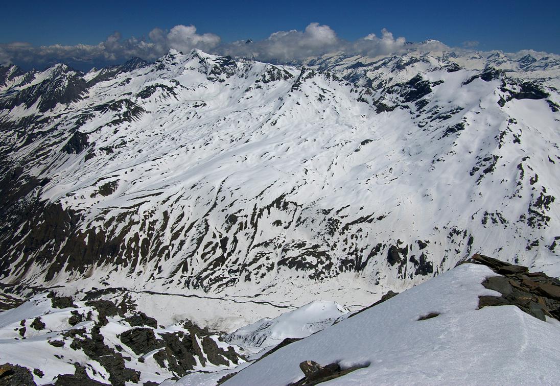 #12 Valgrisenche très enneigé : Le Valgrisenche est encore très enneigé à moyenne et à haute altitude. Cà chausse à partir de 2200m... Le refuge Bezzi situé au bord du torrent rectiligne inférieur est encore dans la neige, 1300m plus bas (Voir mode affic Valgrisenche très enneigé : Le Valgrisenche est encore très enneigé à moyenne et à haute altitude. Cà chausse à partir de 2200m... Le refuge Bezzi situé au bord du torrent rectiligne inférieur est encore dans la neige, 1300m plus bas (Voir mode affic