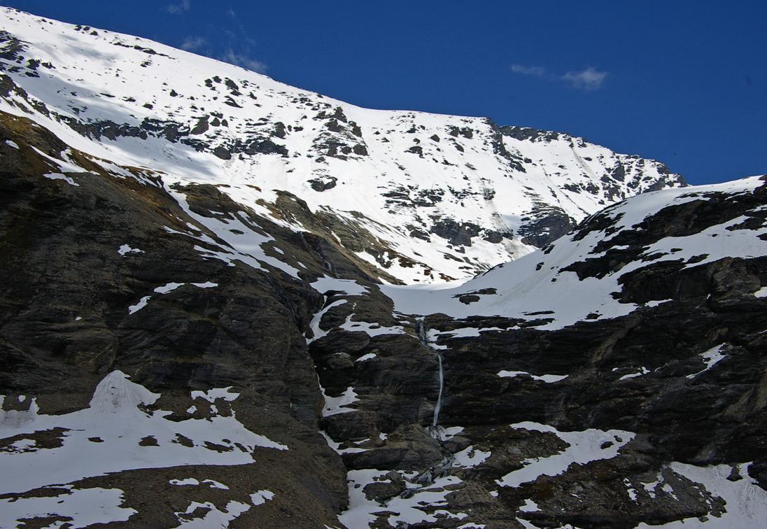 Exutoire du Glacier du Fond : Le glacier du Fond ne débouche que sur des barres rocheuses. Il impose de choisir un itinéraire de descente en rejoignant l'axe de descente de la Grande Sassière.