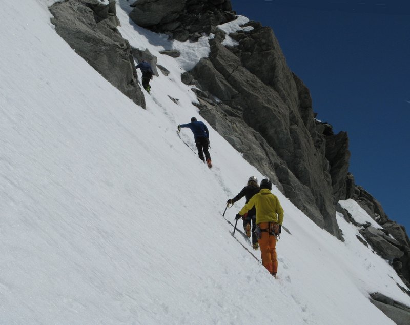 #14 Mont-Blanc du Tacul : Remontée du groupe par un couloir avant de déboucher plus haut sur l’arête Mont-Blanc du Tacul : Remontée du groupe par un couloir avant de déboucher plus haut sur l’arête