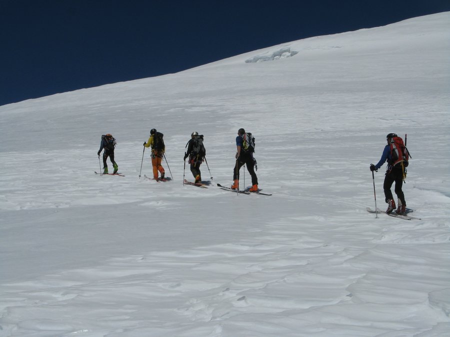 #11 Mont-Blanc du Tacul : Après notre petite visite du coté du Maudit, l Mont-Blanc du Tacul : Après notre petite visite du coté du Maudit, l'équipe remonte vers le sommet de Tacul