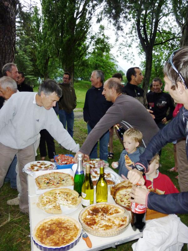 c'est parti on attaque. : Les tartes au Maroille n'ont pas encore été sorties mais les quiches en tous genres et les délicieux petits fours ne vont pas faire long feu.