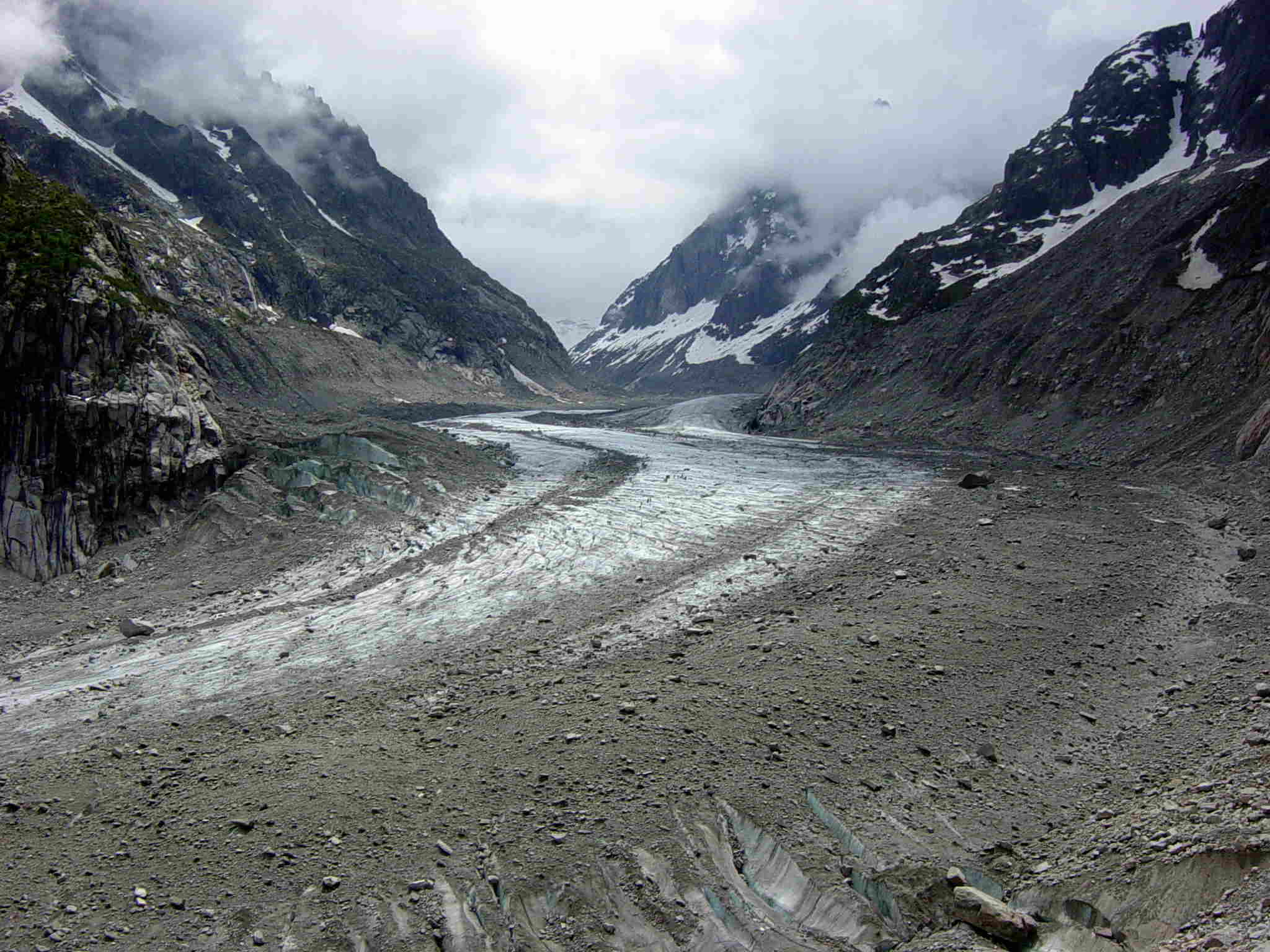 #7 mer de glace version marche : une longue marche sur le glacier, puis la moraine et enfin les échelles ... mer de glace version marche : une longue marche sur le glacier, puis la moraine et enfin les échelles ...