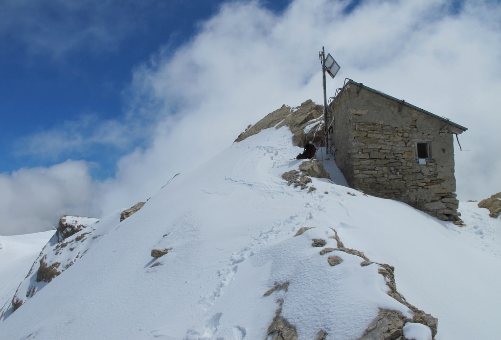 #18 Abri sommaire... : ...au sommet de la Cima del Vallonetto Abri sommaire... : ...au sommet de la Cima del Vallonetto