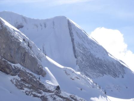 #2 Facette NE du Charvin : La facette NE a repris visage humain avec les dernières chutes de neige...
Par rapport à il y a une semaine, ça s Facette NE du Charvin : La facette NE a repris visage humain avec les dernières chutes de neige...
Par rapport à il y a une semaine, ça s'est nettement amélioré, mais les cailloux ne doivent quand même pas être très loin dans le haut