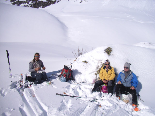 #6 Repos au soleil : Consommation des quelques victuailles au pied du couloir Repos au soleil : Consommation des quelques victuailles au pied du couloir