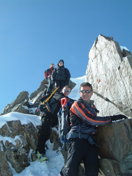 Arête sommitale : Le reste de l'équipe à la descente du sommet