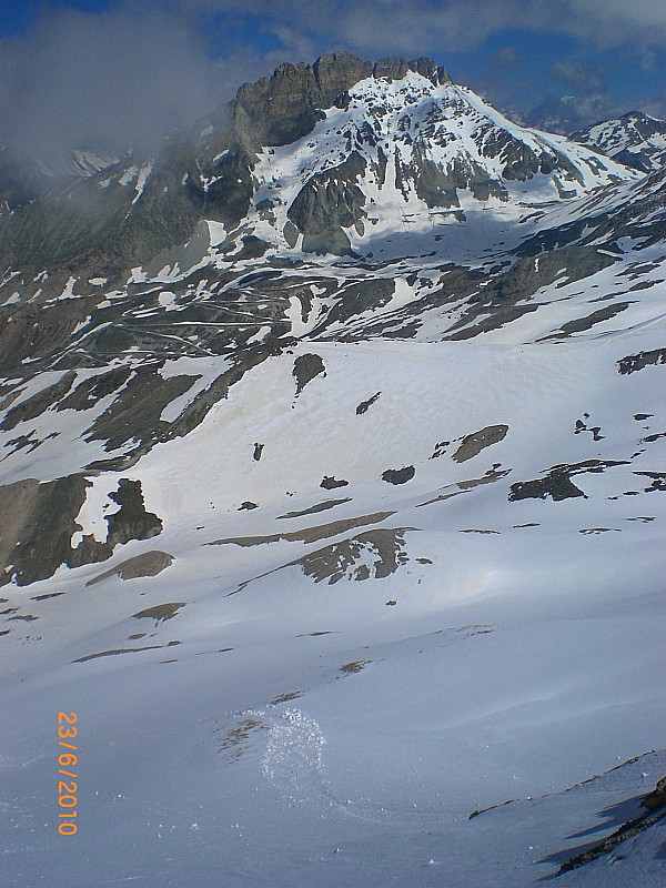 #11 Cima Vallonetto : La pente NW et le Passo di Valfréda.
Au fond le sommet du Rognosa d Cima Vallonetto : La pente NW et le Passo di Valfréda.
Au fond le sommet du Rognosa d'Etache.