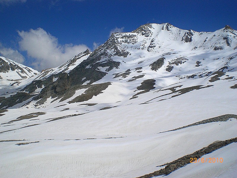 #14 Sommeiller : col et Pointe de Sommeiller, vue générale du versant SW. Sommeiller : col et Pointe de Sommeiller, vue générale du versant SW.