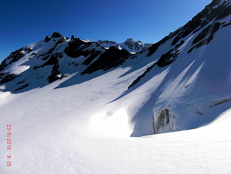 #3 Vers le Col de Pierre Lory : 3 randonneurs vers le col de Pierre Lory Vers le Col de Pierre Lory : 3 randonneurs vers le col de Pierre Lory